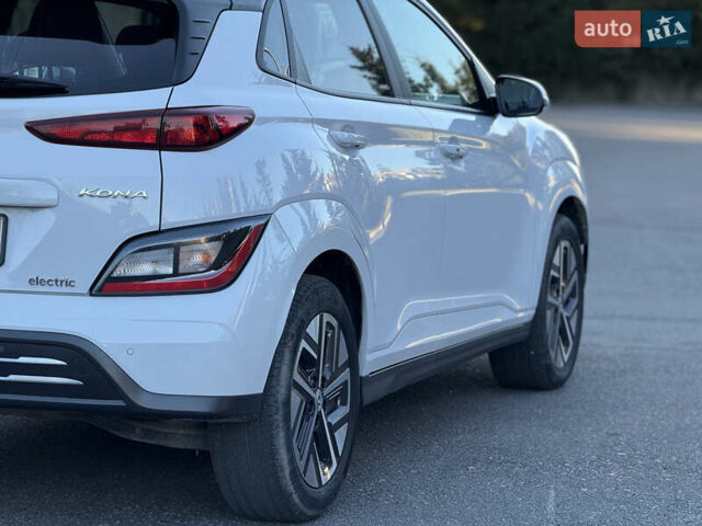 Белый Хендай Kona Electric, объемом двигателя 0 л и пробегом 80 тыс. км за 16900 $, фото 9 на Automoto.ua