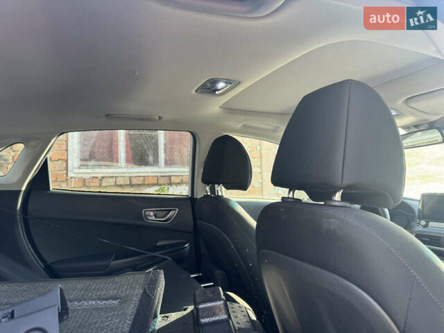 Белый Хендай Kona Electric, объемом двигателя 0 л и пробегом 50 тыс. км за 10599 $, фото 9 на Automoto.ua