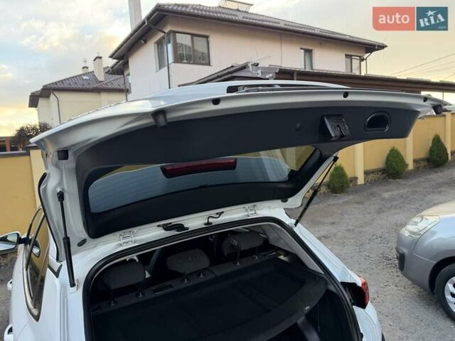 Білий Хендай Kona Electric, об'ємом двигуна 0 л та пробігом 64 тис. км за 14950 $, фото 115 на Automoto.ua