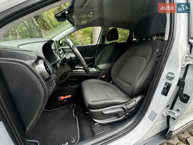 Белый Хендай Kona Electric, объемом двигателя 0 л и пробегом 103 тыс. км за 17999 $, фото 50 на Automoto.ua