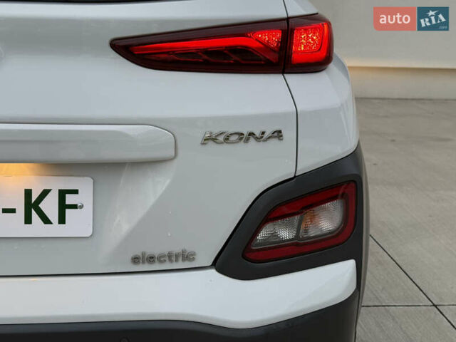 Белый Хендай Kona Electric, объемом двигателя 0 л и пробегом 96 тыс. км за 19500 $, фото 17 на Automoto.ua