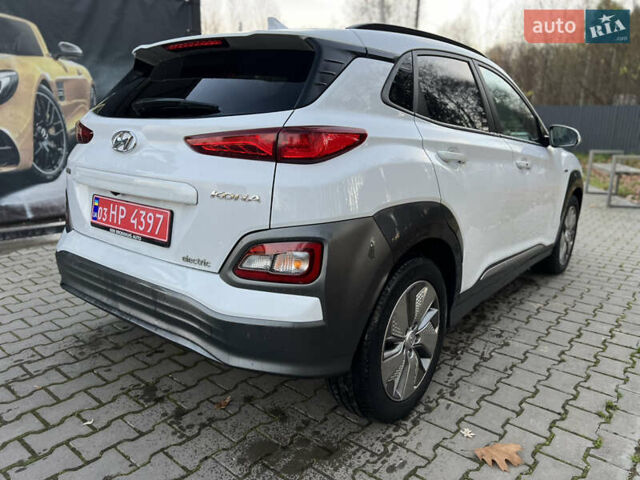 Белый Хендай Kona Electric, объемом двигателя 0 л и пробегом 136 тыс. км за 16950 $, фото 3 на Automoto.ua