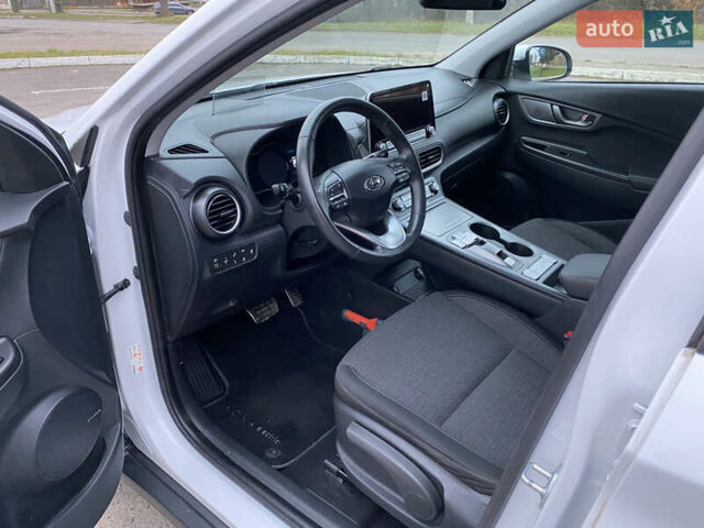 Белый Хендай Kona Electric, объемом двигателя 0 л и пробегом 166 тыс. км за 16900 $, фото 13 на Automoto.ua