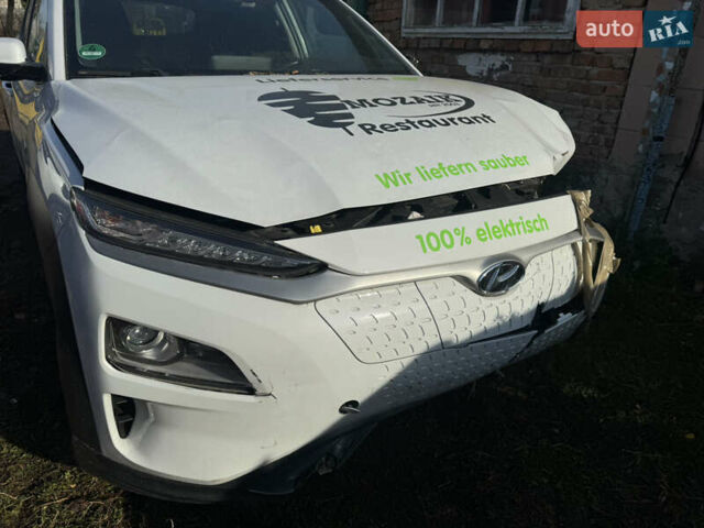 Белый Хендай Kona Electric, объемом двигателя 0 л и пробегом 50 тыс. км за 10599 $, фото 1 на Automoto.ua