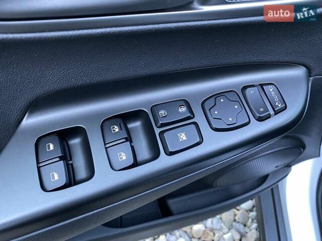 Белый Хендай Kona Electric, объемом двигателя 0 л и пробегом 74 тыс. км за 18900 $, фото 34 на Automoto.ua