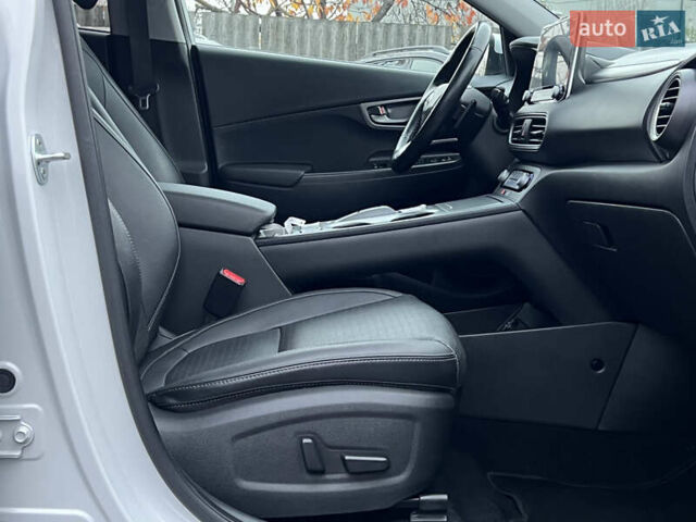 Білий Хендай Kona Electric, об'ємом двигуна 0 л та пробігом 70 тис. км за 19828 $, фото 47 на Automoto.ua