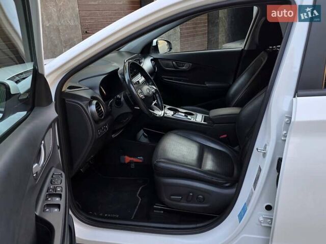 Білий Хендай Kona Electric, об'ємом двигуна 0 л та пробігом 113 тис. км за 18199 $, фото 23 на Automoto.ua