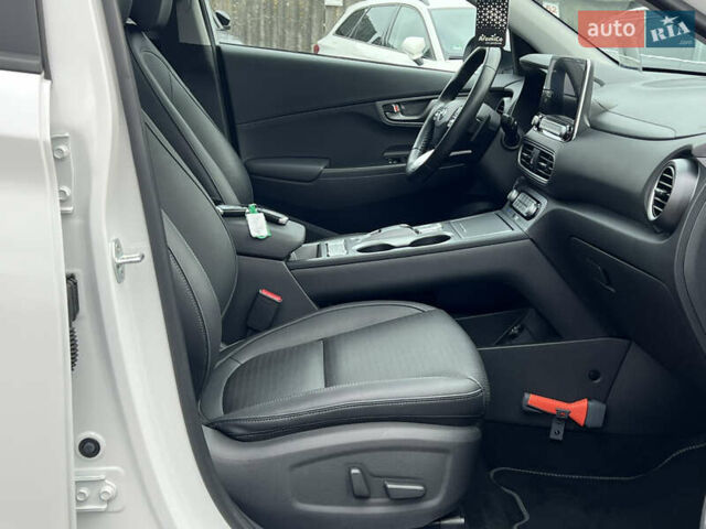 Белый Хендай Kona Electric, объемом двигателя 0 л и пробегом 111 тыс. км за 18570 $, фото 50 на Automoto.ua