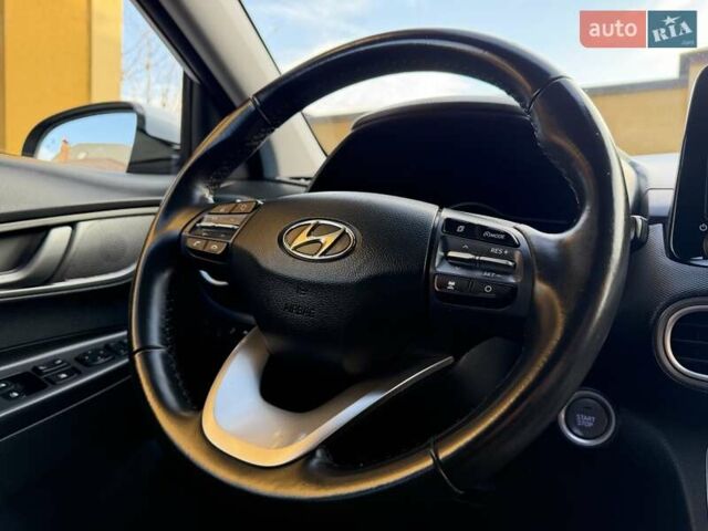 Білий Хендай Kona Electric, об'ємом двигуна 0 л та пробігом 64 тис. км за 16950 $, фото 117 на Automoto.ua
