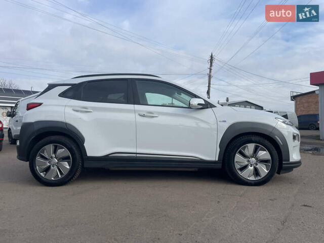 Белый Хендай Kona Electric, объемом двигателя 0 л и пробегом 117 тыс. км за 16500 $, фото 7 на Automoto.ua