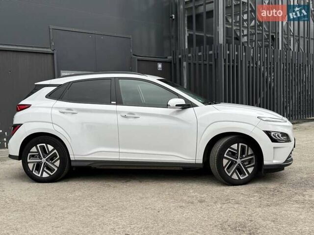 Белый Хендай Kona Electric, объемом двигателя 0 л и пробегом 64 тыс. км за 21499 $, фото 31 на Automoto.ua