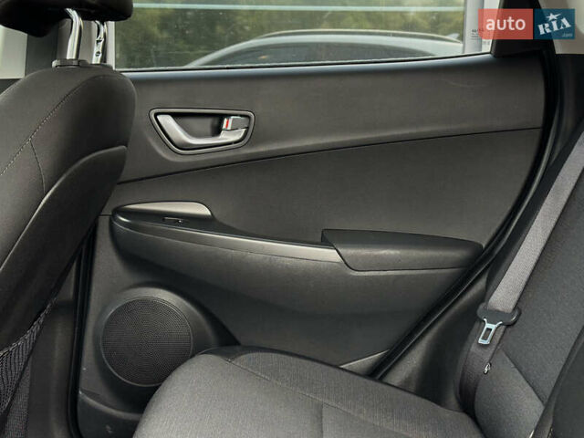 Білий Хендай Kona Electric, об'ємом двигуна 0 л та пробігом 93 тис. км за 18900 $, фото 55 на Automoto.ua