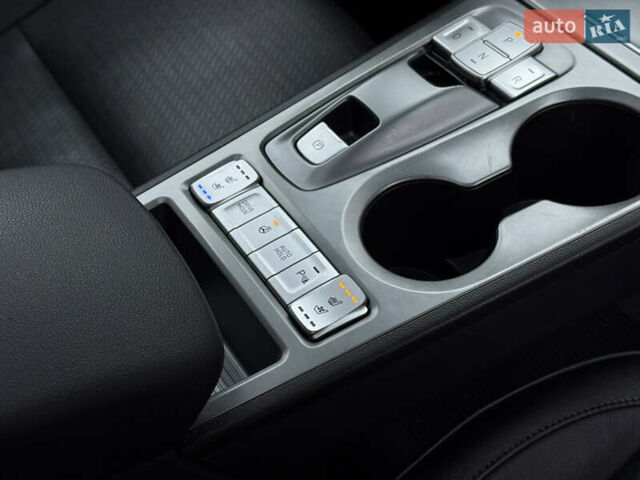 Белый Хендай Kona Electric, объемом двигателя 0 л и пробегом 98 тыс. км за 18999 $, фото 2 на Automoto.ua