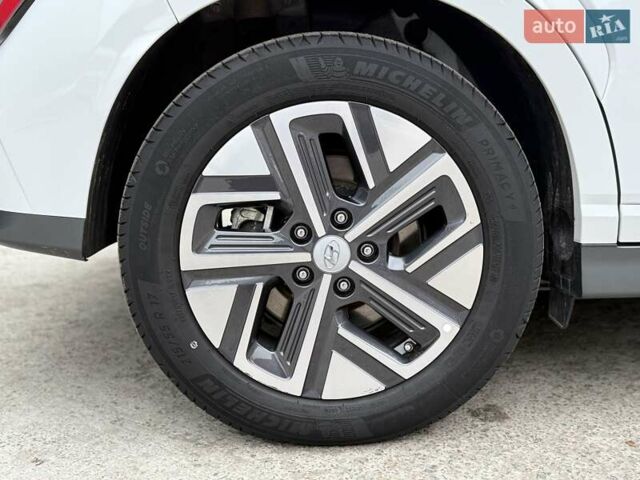 Белый Хендай Kona Electric, объемом двигателя 0 л и пробегом 64 тыс. км за 21499 $, фото 36 на Automoto.ua
