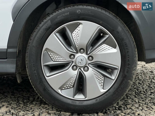 Білий Хендай Kona Electric, об'ємом двигуна 0 л та пробігом 70 тис. км за 19828 $, фото 16 на Automoto.ua