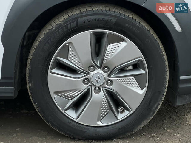 Белый Хендай Kona Electric, объемом двигателя 0 л и пробегом 111 тыс. км за 18570 $, фото 24 на Automoto.ua