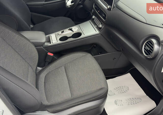 Белый Хендай Kona Electric, объемом двигателя 0 л и пробегом 124 тыс. км за 17494 $, фото 38 на Automoto.ua