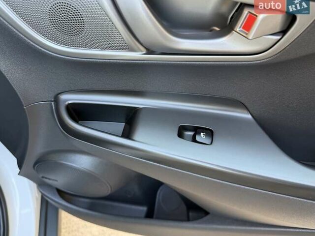 Білий Хендай Kona Electric, об'ємом двигуна 0 л та пробігом 64 тис. км за 16950 $, фото 115 на Automoto.ua