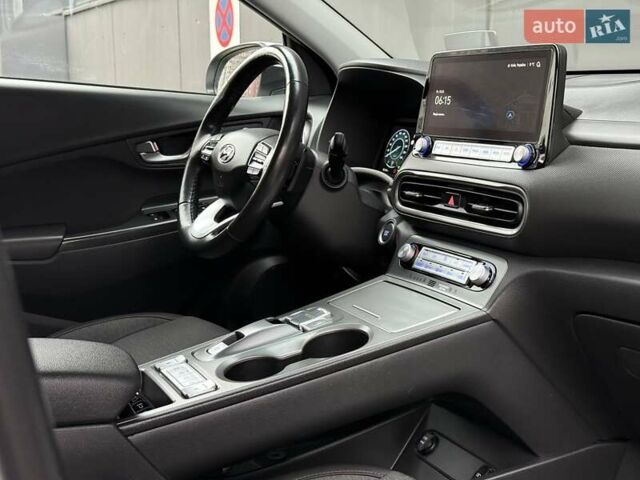 Белый Хендай Kona Electric, объемом двигателя 0 л и пробегом 64 тыс. км за 21499 $, фото 59 на Automoto.ua