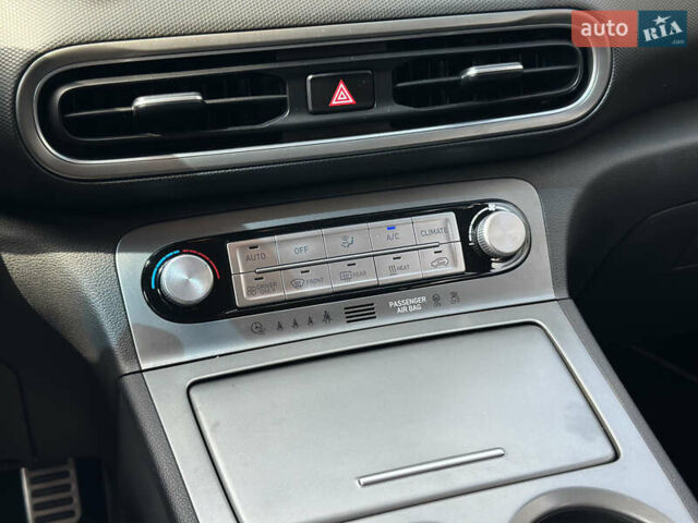 Білий Хендай Kona Electric, об'ємом двигуна 0 л та пробігом 93 тис. км за 18900 $, фото 46 на Automoto.ua