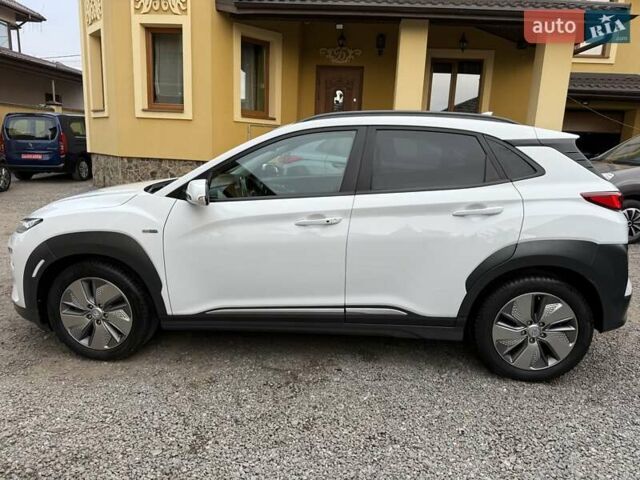 Белый Хендай Kona Electric, объемом двигателя 0 л и пробегом 92 тыс. км за 17950 $, фото 2 на Automoto.ua