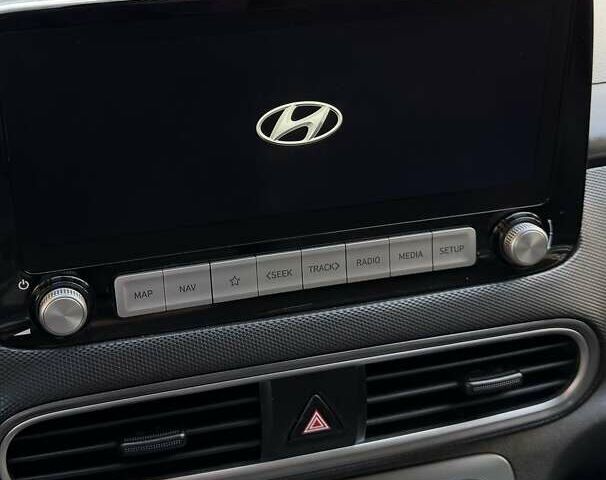 Білий Хендай Kona Electric, об'ємом двигуна 0 л та пробігом 64 тис. км за 16950 $, фото 97 на Automoto.ua