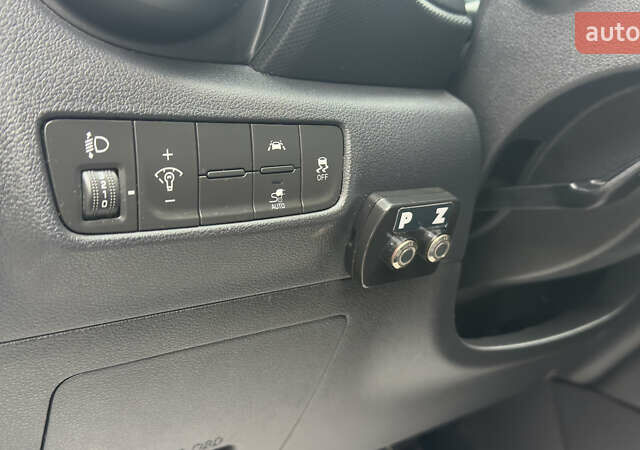 Белый Хендай Kona Electric, объемом двигателя 0 л и пробегом 124 тыс. км за 17494 $, фото 24 на Automoto.ua