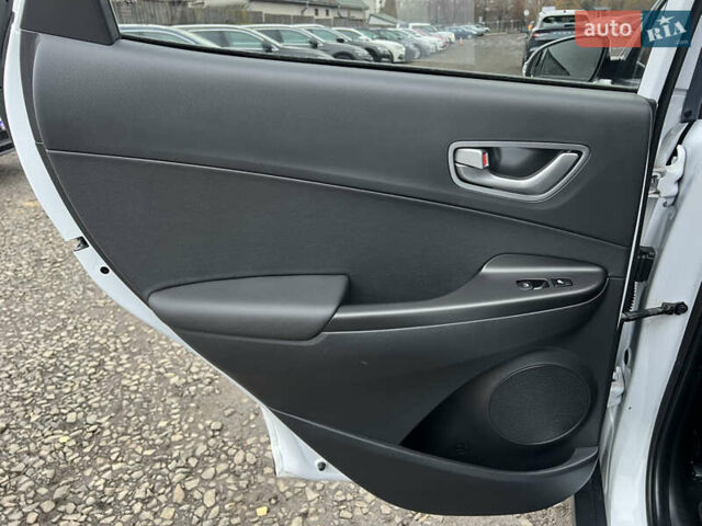 Білий Хендай Kona Electric, об'ємом двигуна 0 л та пробігом 70 тис. км за 19828 $, фото 36 на Automoto.ua