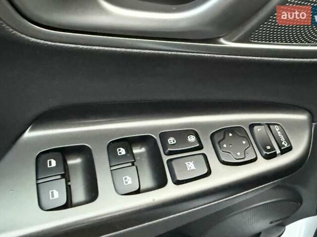 Белый Хендай Kona Electric, объемом двигателя 0 л и пробегом 92 тыс. км за 17950 $, фото 73 на Automoto.ua