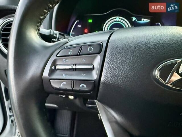 Белый Хендай Kona Electric, объемом двигателя 0 л и пробегом 78 тыс. км за 17250 $, фото 52 на Automoto.ua