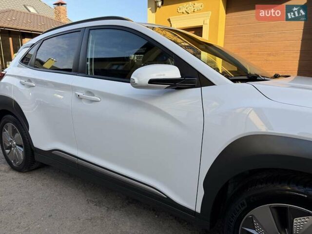 Білий Хендай Kona Electric, об'ємом двигуна 0 л та пробігом 64 тис. км за 16950 $, фото 31 на Automoto.ua