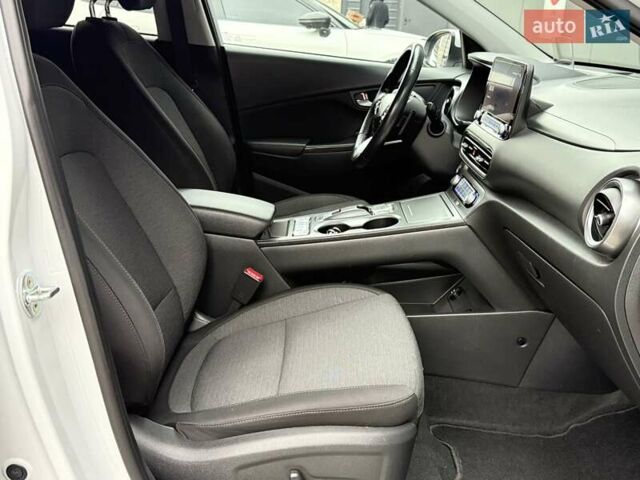 Белый Хендай Kona Electric, объемом двигателя 0 л и пробегом 64 тыс. км за 21499 $, фото 62 на Automoto.ua