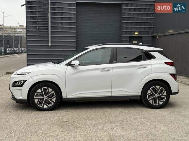 Белый Хендай Kona Electric, объемом двигателя 0 л и пробегом 64 тыс. км за 21499 $, фото 4 на Automoto.ua