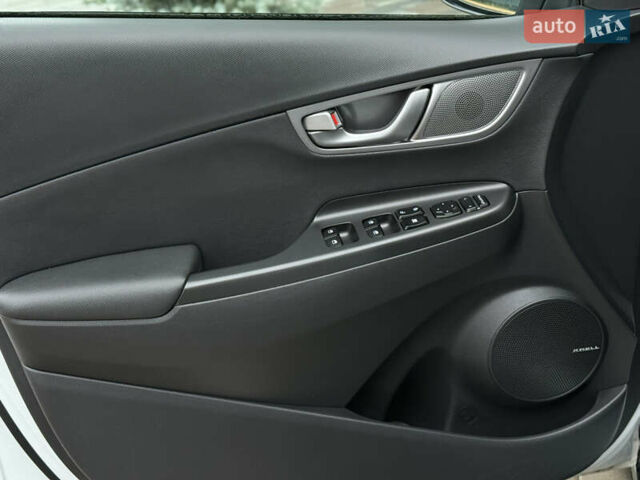 Белый Хендай Kona Electric, объемом двигателя 0 л и пробегом 98 тыс. км за 18999 $, фото 15 на Automoto.ua