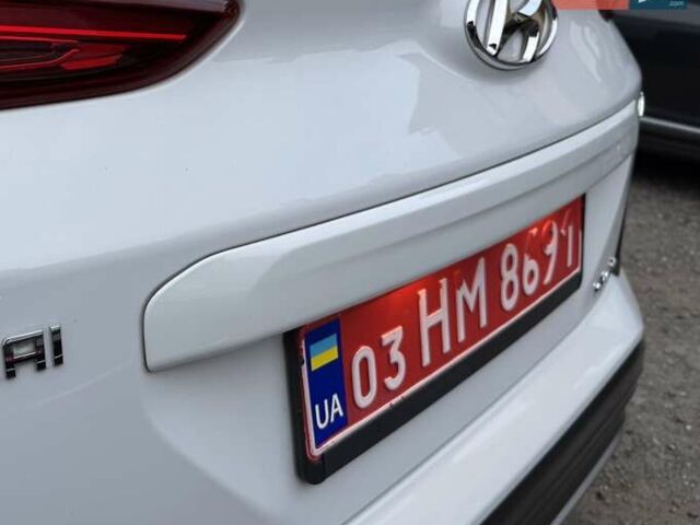 Белый Хендай Kona Electric, объемом двигателя 0 л и пробегом 92 тыс. км за 17950 $, фото 24 на Automoto.ua