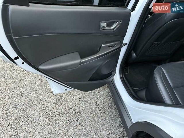 Белый Хендай Kona Electric, объемом двигателя 0 л и пробегом 92 тыс. км за 17950 $, фото 58 на Automoto.ua