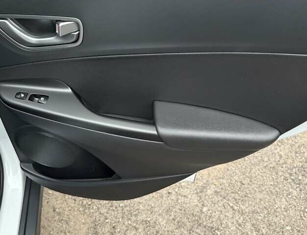 Белый Хендай Kona Electric, объемом двигателя 0 л и пробегом 92 тыс. км за 17950 $, фото 109 на Automoto.ua