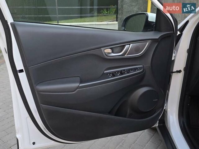 Білий Хендай Kona Electric, об'ємом двигуна 0 л та пробігом 113 тис. км за 18199 $, фото 21 на Automoto.ua