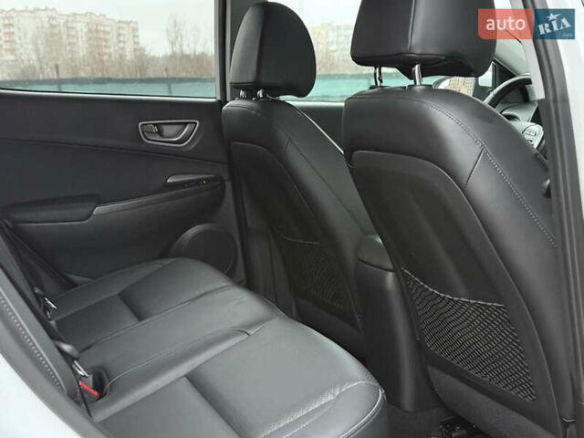 Белый Хендай Kona Electric, объемом двигателя 0 л и пробегом 98 тыс. км за 18999 $, фото 34 на Automoto.ua