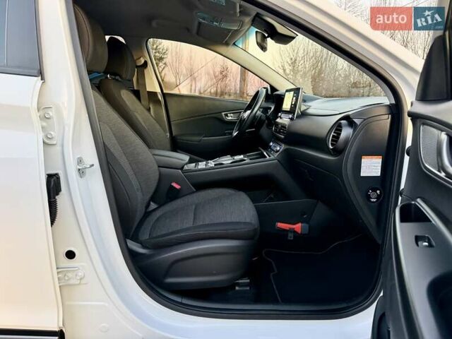 Белый Хендай Kona Electric, объемом двигателя 0 л и пробегом 78 тыс. км за 17250 $, фото 69 на Automoto.ua