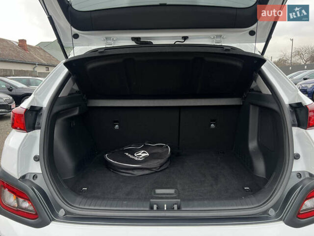 Белый Хендай Kona Electric, объемом двигателя 0 л и пробегом 111 тыс. км за 18570 $, фото 39 на Automoto.ua