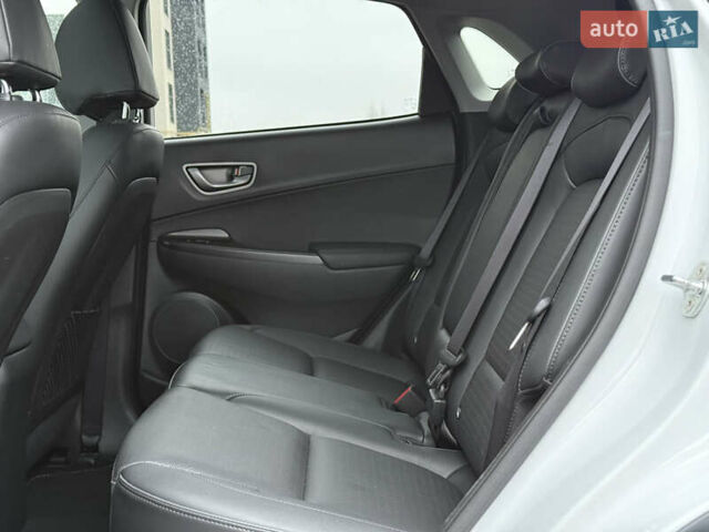 Белый Хендай Kona Electric, объемом двигателя 0 л и пробегом 98 тыс. км за 18999 $, фото 31 на Automoto.ua