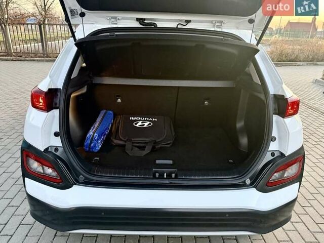 Белый Хендай Kona Electric, объемом двигателя 0 л и пробегом 78 тыс. км за 17250 $, фото 96 на Automoto.ua