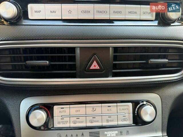 Білий Хендай Kona Electric, об'ємом двигуна 0 л та пробігом 64 тис. км за 16950 $, фото 94 на Automoto.ua