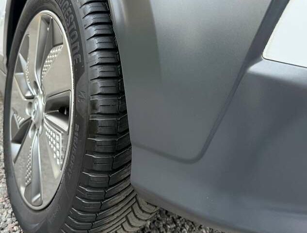 Белый Хендай Kona Electric, объемом двигателя 0 л и пробегом 92 тыс. км за 17950 $, фото 23 на Automoto.ua