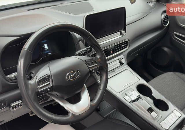 Белый Хендай Kona Electric, объемом двигателя 0 л и пробегом 124 тыс. км за 17494 $, фото 32 на Automoto.ua