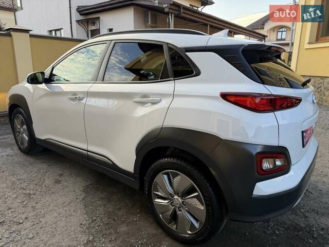 Білий Хендай Kona Electric, об'ємом двигуна 0 л та пробігом 64 тис. км за 16950 $, фото 4 на Automoto.ua