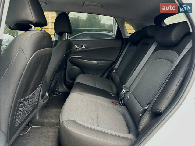 Білий Хендай Kona Electric, об'ємом двигуна 0 л та пробігом 93 тис. км за 18900 $, фото 53 на Automoto.ua