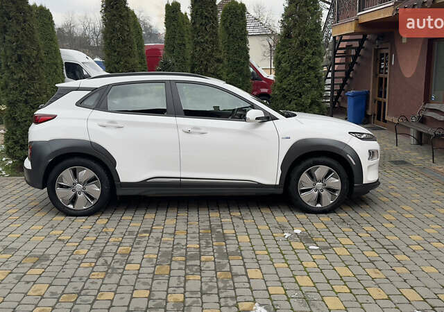 Белый Хендай Kona Electric, объемом двигателя 0 л и пробегом 124 тыс. км за 17494 $, фото 9 на Automoto.ua