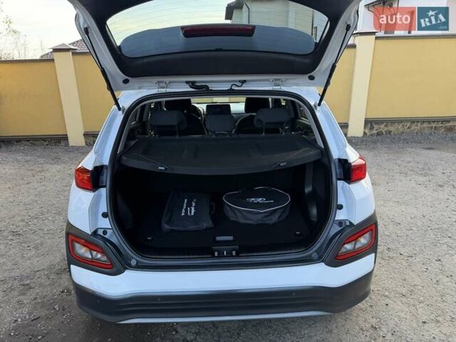 Білий Хендай Kona Electric, об'ємом двигуна 0 л та пробігом 64 тис. км за 16950 $, фото 105 на Automoto.ua